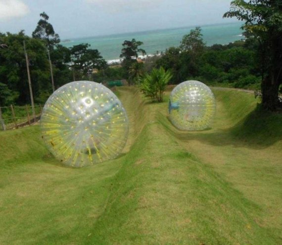 Zorbing (in aufblasbaren Kugeln Hügel hinunterrollen) und Seilbahn fahren